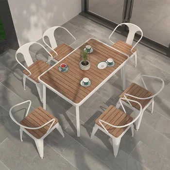 Väljas laud ja tool koostisega kohvikus poodi rõdu väljas hoov tee tabel terrass, aed tabel